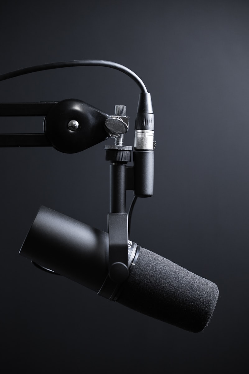 Professionelles Podcast-Studio mit Mikrofon und Kopfhörern