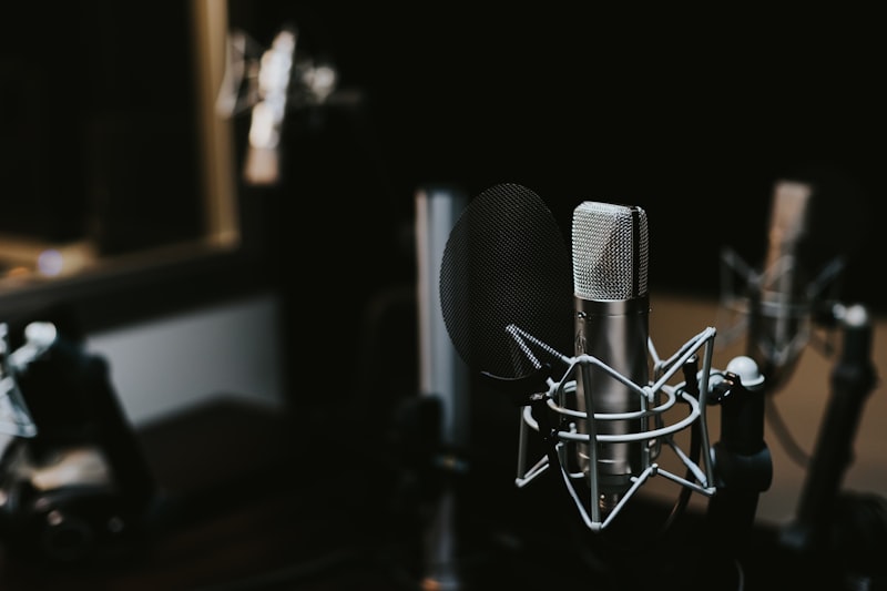 Podcast-Studio mit Mikrofon und Kopfhörern